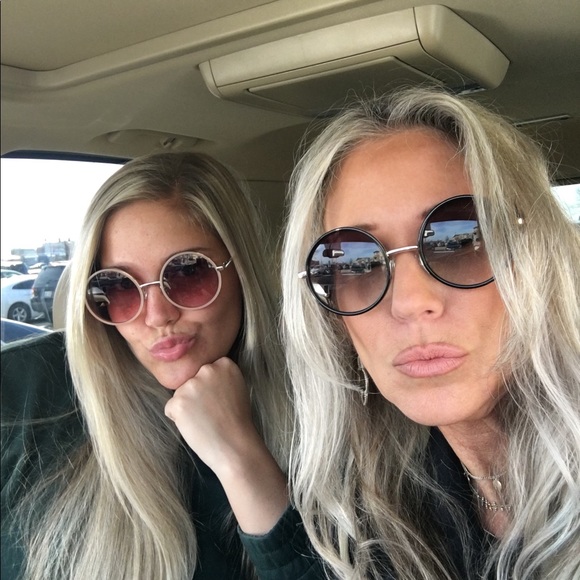 Meet your Posher, Dee Dee - Picture 3 of 4